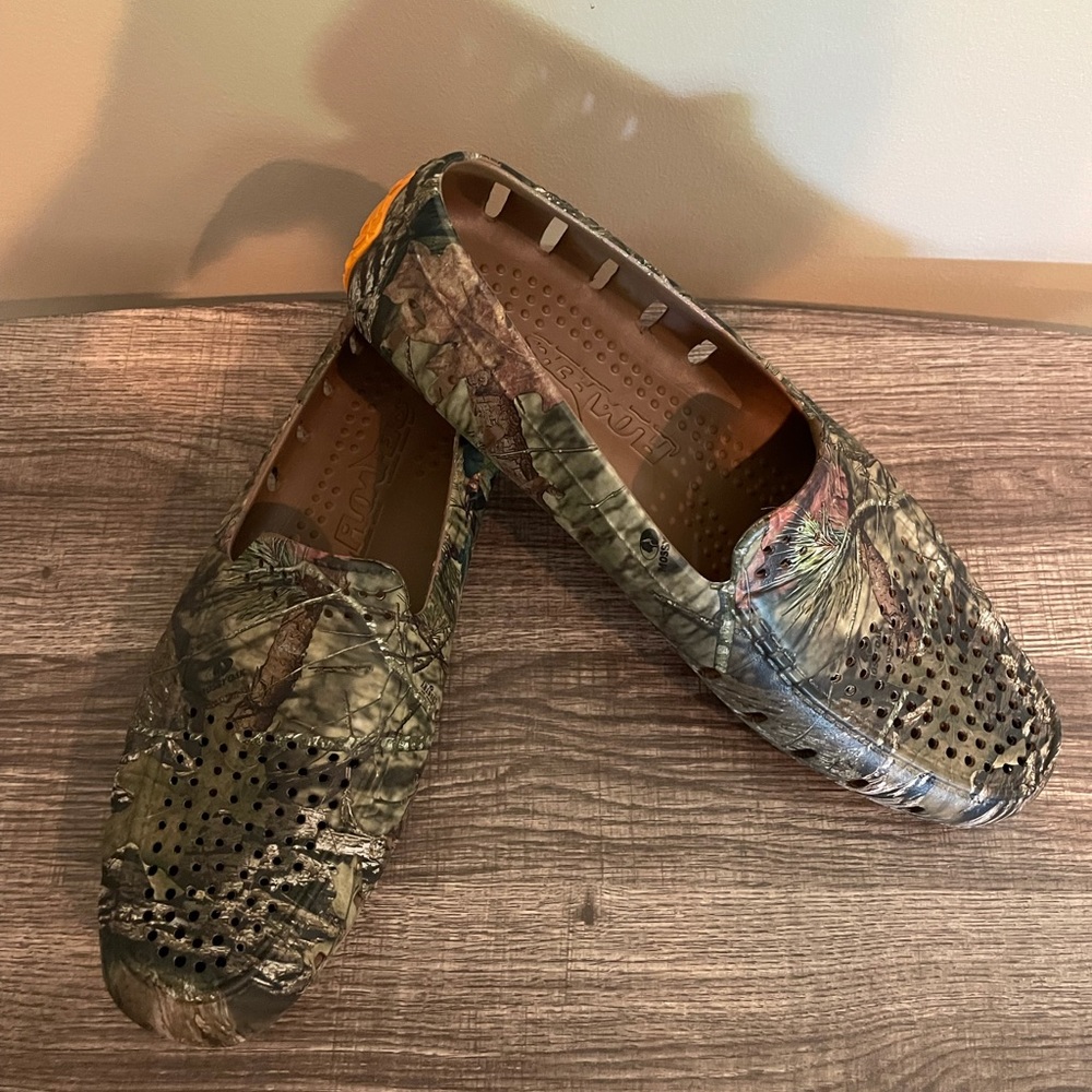 Floafers Men's Camo worn once. Non smoking home. Original Cost $59